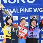 　女子パラレル大回転で２位となり、表彰式で笑顔を見せる三木つばき（左）＝バンスコ（共同）