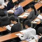 　大学入学共通テストに臨む受験生＝１７日、東京都文京区の東大