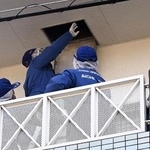 　室内で焼けた女性の遺体が見つかった集合住宅を調べる捜査員＝１８日、愛知県豊田市東新町