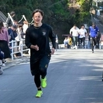 　自主トレで坂道を走る阪神・大竹＝長崎市