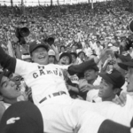 　１９７８年夏の甲子園で初の全国制覇を達成し、鶴岡泰監督を胴上げするＰＬ学園高ナイン