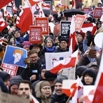 　グリーンランド中心都市ヌークで行われた、領有を目指すトランプ米政権に抗議するデモ＝１７日（ゲッティ＝共同）