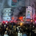 　ショッピングセンターで発生した火災現場＝１８日、カラチ（ＡＰ＝共同）