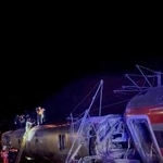 　高速列車が脱線した現場の救助作業＝１８日、コルドバ近郊（＠ｅｌｅａｎｏｒｉｎｔｈｅｓｋｙ提供、ロイター＝共同）