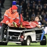 　バルセロナ戦で負傷し、担架でピッチを後にするレアル・ソシエダードの久保＝サンセバスチャン（共同）