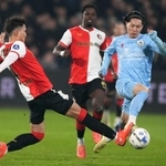 　フェイエノールト戦で攻め込むスパルタの三戸（右）。左はフェイエノールトの渡辺＝ロッテルダム（共同）