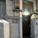 　破壊されたアンナ・ポリトコフスカヤさんの追悼碑（ノーバヤ・ガゼータ欧州のＸから、共同）