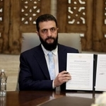 　１８日、シリア民主軍との停戦合意に署名したシャラア暫定大統領＝ダマスカス（ゲッティ＝共同）