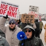 　１８日、米ミネアポリスで行われた移民・税関捜査局（ＩＣＥ）に抗議するデモ（ＡＰ＝共同）