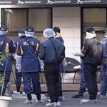 　東京・赤坂の個室サウナ店の火災で、現場検証に臨む警視庁の捜査員ら＝２０２５年１２月１６日