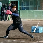 　送球練習する阪神・坂本＝福岡県内