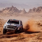 　ダカール・ラリーで岩場を走る「ランドクルーザー３００」をベースにした新型ラリー車（トヨタ車体提供）