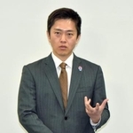 　大阪府庁で記者団の取材に応じる吉村洋文知事＝１９日