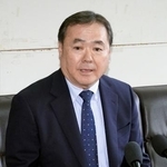 　記者会見する新垣邦男衆院議員＝１９日午後、沖縄県庁