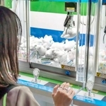 　コンビニに設置されたクレーンゲーム（ファミリーマート提供）