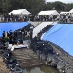 　日韓の遺族が参加して海底炭鉱「長生炭鉱」の坑口前で行われた追悼集会＝２０２４年１０月、山口県宇部市