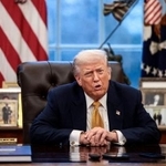 　米ホワイトハウスでインタビューを受けるトランプ大統領＝１４日、ワシントン（ロイター＝共同）