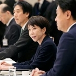 　経団連との懇談会であいさつする高市首相（右から２人目）＝１９日午後、首相官邸
