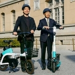 　Ｌｕｕｐと連携協定を結び、電動キックボードの試乗に臨む京都府の西脇隆俊知事（右）＝１９日午後、京都府庁