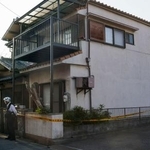 　男性の遺体が見つかった大阪市西淀川区の住宅＝１９日午後３時３６分（表札を画像加工しています）