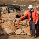 　遺跡で発見された、土橋を保護する石垣＝１９日午後、岐阜市