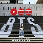 　韓国の人気音楽グループＢＴＳの広告があしらわれたソウル中心部の階段＝６日（聯合＝共同）