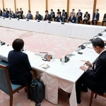 　首相官邸で開かれた第３４次地方制度調査会の第１回総会＝１９日午後