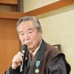 　フランス芸術文化勲章オフィシエを授与され、スピーチする藤原書店の藤原良雄社長＝１９日午後、東京都内のフランス大使公邸