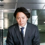 　釈放後、警視庁蔵前署の前で謝罪する中村鶴松さん＝１９日午後