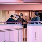 　遺体が見つかった集合住宅を調べる大阪府警の捜査員ら＝１９日午後３時１３分、大阪市浪速区