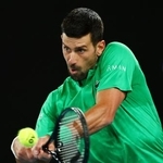 　男子シングルス１回戦でプレーするノバク・ジョコビッチ＝メルボルン（ロイター＝共同）