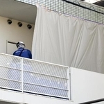 　事件の現場検証が行われた集合住宅＝１９日、愛知県豊田市