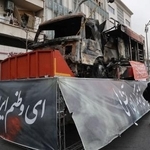 　イランの首都テヘランで、反政府デモで焼けた消防車＝１９日（ロイター＝共同）