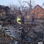 　１９日、ロシアによる空爆現場で行われた捜索活動＝ウクライナ東部ハルキウ（ロイター＝共同）