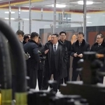 　北朝鮮東部咸興で改修工事が終わった「竜城機械連合企業所」を視察する金正恩朝鮮労働党総書記（右から５人目）＝１９日（朝鮮中央通信＝共同）