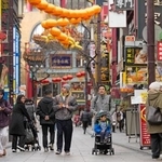 　横浜中華街を訪れた外国人観光客ら＝２０日午前、横浜市