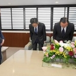 　静岡県庁を訪れ、鈴木康友知事（左端）に謝罪する中部電力の林欣吾社長（右から３人目）ら＝２０日午前