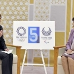 　東京都の小池百合子知事（右）と面会するＪＯＣの橋本聖子会長＝２０日午前、東京都庁