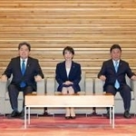 　閣議に臨む高市首相（中央）ら＝２０日午前、首相官邸