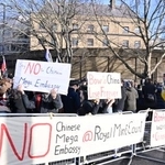 　１７日、英ロンドンの王立造幣局跡地前で、中国大使館の移設に反対するデモの参加者（共同）