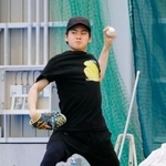 　ブルペンで投球練習する中日・金丸＝高知市