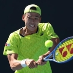 　男子シングルス１回戦でプレーする坂本怜＝メルボルン（ゲッティ＝共同）