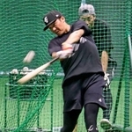 　練習を公開した巨人の坂本勇＝那覇市