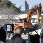 　東エルサレムにあるＵＮＲＷＡ本部の建物を破壊する重機＝２０日（ゲッティ＝共同）