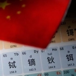 　レアアースなどが記載された中国語表記の元素周期表（共同）