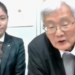 　オンラインで記者会見する第２８代高校生平和大使のいぇそじさん（左）と平野伸人さん