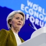 　ダボス会議で演説するＥＵのフォンデアライエン欧州委員長＝２０日、スイス・ダボス（ＡＰ＝共同）