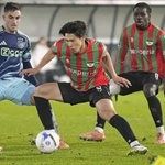 　アヤックス戦で攻め込むＮＥＣナイメヘンの塩貝（中央）＝２０２５年１２月、ナイメヘン（共同）