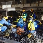 　夜間に架線を張り替えるＪＲの作業員＝２０２５年１１月、東京都港区