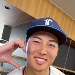 　「ＴｉｋＴｏｋ」（ティックトック）の撮影に臨むプロ野球西武の長谷川信哉外野手（球団提供）